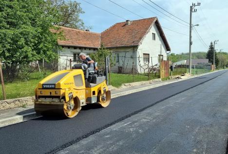 Constructorii asfaltează ultimul tronson din strada Piersicilor din Oradea. Vezi ce riscă dacă nu termină până vineri! (FOTO)