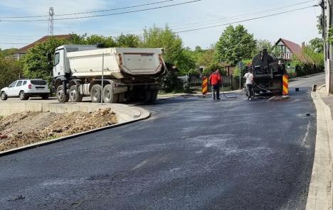 Constructorii asfaltează ultimul tronson din strada Piersicilor din Oradea. Vezi ce riscă dacă nu termină până vineri! (FOTO)