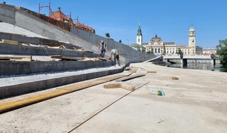 Constructorii amenajează viitoarea galerie de artă din Piața Independenței (FOTO)