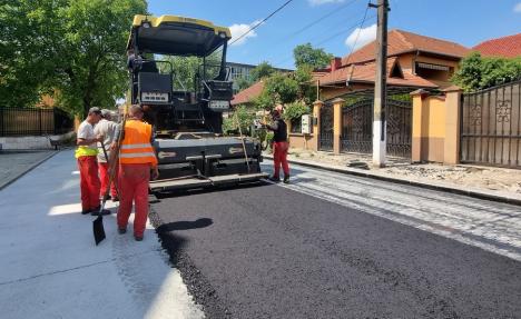 În sfârşit! Străzile din centrul Oradiei, pline de noroi peste iarnă, încep să fie asfaltate (FOTO)