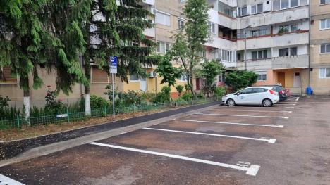 Parcări în loc de garaje. 47 de locuri de parcare au fost amenajate în zona Bisericii Albastre (FOTO)