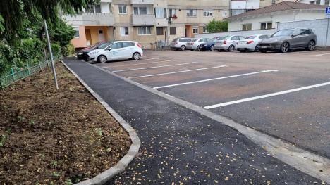 Parcări în loc de garaje. 47 de locuri de parcare au fost amenajate în zona Bisericii Albastre (FOTO)
