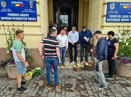 Cu roșiile la Primăria Oradea! PSD-iștii au cerut din nou înființarea piețelor volante în oraș, însoțiți de producători agricoli (FOTO/VIDEO)