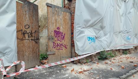 Mai mare rușinea! Clădirea fraţilor Micula din strada Jean Calvin 13 din Oradea a intrat în auto-demolare (FOTO)