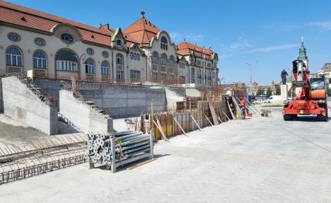 Piaţa Independenţei din Oradea: Constructorii toarnă pereţii viitoarei cascade de pe clădirea galeriei de artă (FOTO)