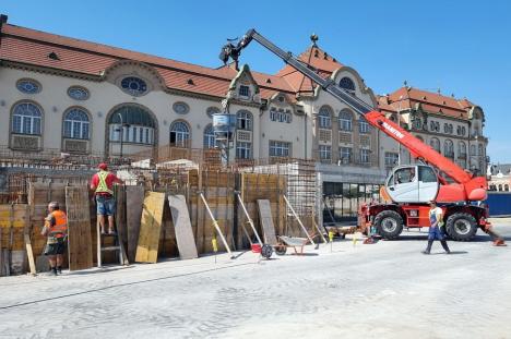 Piaţa Independenţei din Oradea: Constructorii toarnă pereţii viitoarei cascade de pe clădirea galeriei de artă (FOTO)