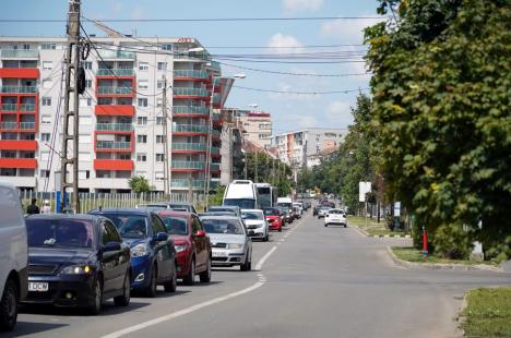 Coloane de mașini pe străzile Decebal și Tudor Vladimirescu din Oradea, din cauza unor lucrări (FOTO)