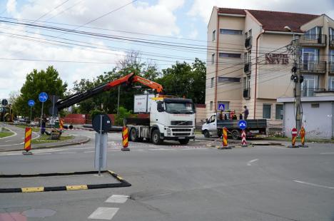 Coloane de mașini pe străzile Decebal și Tudor Vladimirescu din Oradea, din cauza unor lucrări (FOTO)