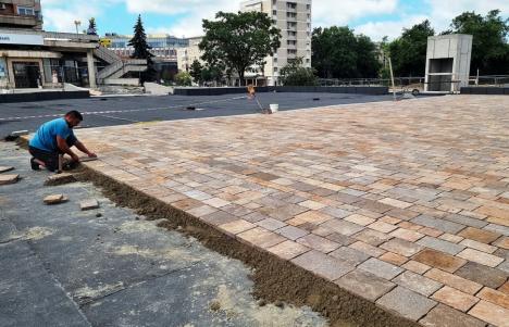 Constructorii pavează piaţeta de lângă Catedrala Ortodoxă din Oradea. În ce stadiu sunt lucrările la park and ride (FOTO)