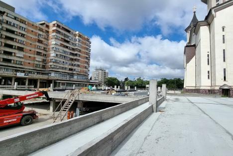 Constructorii pavează piaţeta de lângă Catedrala Ortodoxă din Oradea. În ce stadiu sunt lucrările la park and ride (FOTO)
