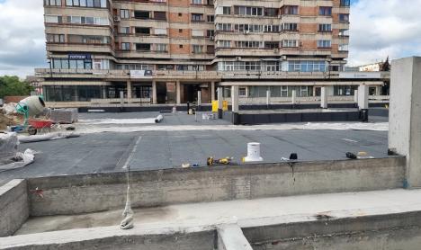 Constructorii pavează piaţeta de lângă Catedrala Ortodoxă din Oradea. În ce stadiu sunt lucrările la park and ride (FOTO)