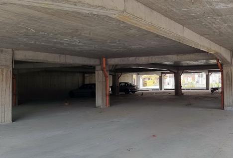 Constructorii pavează piaţeta de lângă Catedrala Ortodoxă din Oradea. În ce stadiu sunt lucrările la park and ride (FOTO)