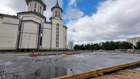 Constructorii pavează piaţeta de lângă Catedrala Ortodoxă din Oradea. În ce stadiu sunt lucrările la park and ride (FOTO)