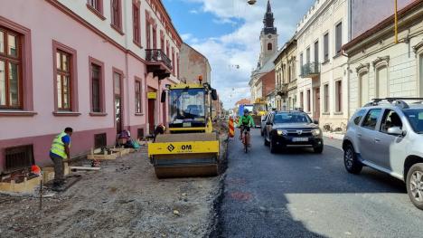 Traficul auto de pe strada Traian Moşoiu a fost mutat pe partea dinspre Biserica cu Lună (FOTO)
