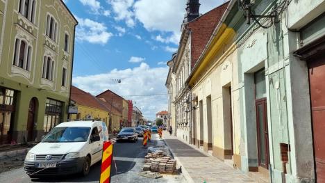 Traficul auto de pe strada Traian Moşoiu a fost mutat pe partea dinspre Biserica cu Lună (FOTO)