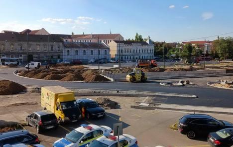 Pregătiri de „clopoțel”: Constructorii pun asfalt deasupra pasajelor din Piaţa Gojdu (FOTO)