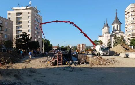 Pregătiri de „clopoțel”: Constructorii pun asfalt deasupra pasajelor din Piaţa Gojdu (FOTO)