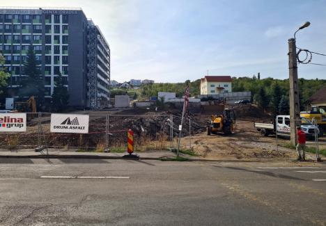 Pregătesc şantierul. Săpăturile în deal pentru construcţia parcării de la Spitalul Judeţean Oradea vor începe săptămâna viitoare (FOTO)