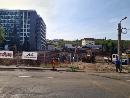 Pregătesc şantierul. Săpăturile în deal pentru construcţia parcării de la Spitalul Judeţean Oradea vor începe săptămâna viitoare (FOTO)