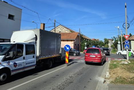 Sens giratoriu din... balize! S-au schimbat regulile de circulație la intersecţia străzilor Vlădeasa şi Traian Blajovici din Oradea (FOTO)