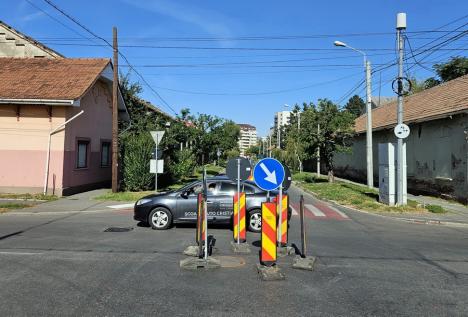 Sens giratoriu din... balize! S-au schimbat regulile de circulație la intersecţia străzilor Vlădeasa şi Traian Blajovici din Oradea (FOTO)