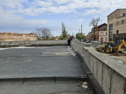 Atenție, trecători! Balustrada de beton de pe platforma unui bloc de vizavi de Finanțe riscă să se prăbușească pe trotuar (FOTO)