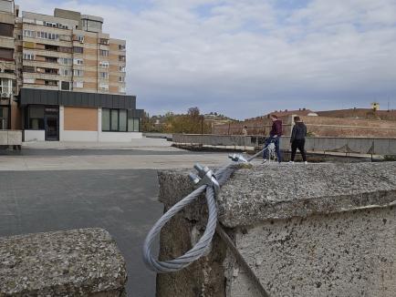 Atenție, trecători! Balustrada de beton de pe platforma unui bloc de vizavi de Finanțe riscă să se prăbușească pe trotuar (FOTO)