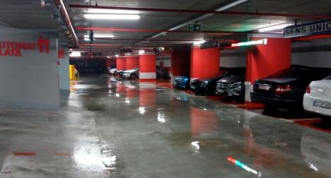 Parcarea subterană de pe strada Independenţei din Oradea a fost inundată sâmbătă noaptea. De vină ar fi un șofer teribilist