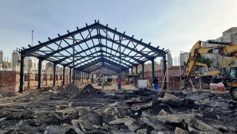 Mai au 60%... Constructorii încearcă să termine refacerea halei din Piața Cetate până la sfârșitul anului (FOTO)