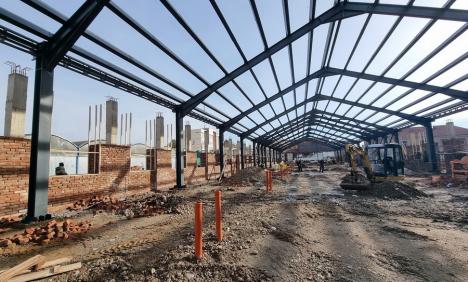Mai au 60%... Constructorii încearcă să termine refacerea halei din Piața Cetate până la sfârșitul anului (FOTO)