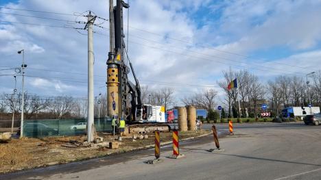 A început construcția pasajului suprateran peste sensul giratoriu de la Parcul industrial din Calea Borșului (FOTO)