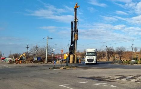 A început construcția pasajului suprateran peste sensul giratoriu de la Parcul industrial din Calea Borșului (FOTO)