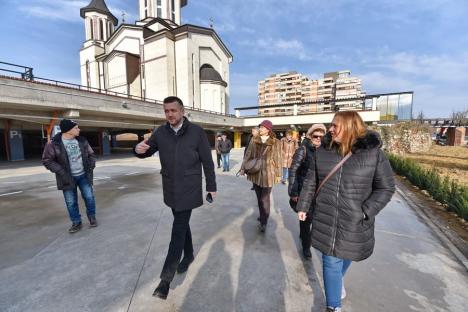 Primul „park and ride” din Oradea. Parcarea de lângă catedrala din Centrul Civic a fost pusă la dispoziţia şoferilor (FOTO/VIDEO)