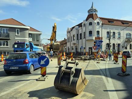 Restricţiile de circulaţie din intersecţia străzii Avram Iancu cu Parcul Bălcescu din Oradea se prelungesc din nou (FOTO)