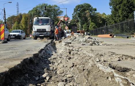 Restricţiile de circulaţie din intersecţia străzii Avram Iancu cu Parcul Bălcescu din Oradea se prelungesc din nou (FOTO)