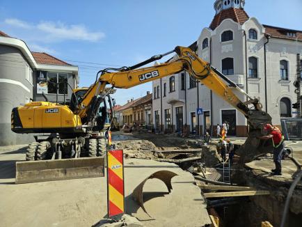 Restricţiile de circulaţie din intersecţia străzii Avram Iancu cu Parcul Bălcescu din Oradea se prelungesc din nou (FOTO)