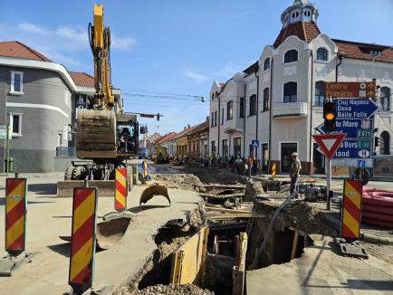 Restricţiile de circulaţie din intersecţia străzii Avram Iancu cu Parcul Bălcescu din Oradea se prelungesc din nou (FOTO)