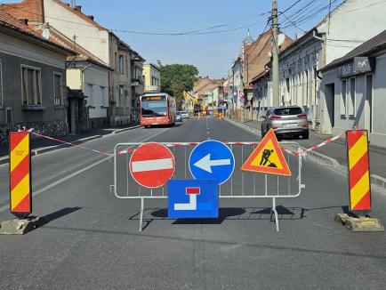 Restricţiile de circulaţie din intersecţia străzii Avram Iancu cu Parcul Bălcescu din Oradea se prelungesc din nou (FOTO)