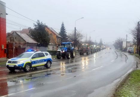 Evitaţi drumul de Cluj! O coloană de 35 de tractoare mărşăluieşte pe DN1, prin Oșorhei, în semn de protest (FOTO)