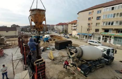 Constructorii au stabilizat dealul pentru construcţia parcării supraetajate de la Spitalul Judeţean din Oradea (FOTO / VIDEO)