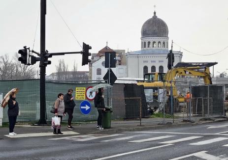 'Interzis pietonilor'. Trotuarul din strada Independenţei a fost închis cu gard, începând din dreptul Podului Sfântul Ladislau (FOTO)