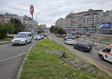 Asfaltarea străzii Eroului Necunoscut din Oradea provoacă ambuteiaje. Va mai dura aproape două săptămâni (FOTO)