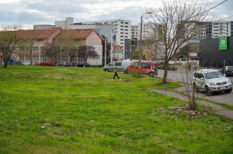 Rămâne parc! Primăria Oradea a căzut la pace cu dezvoltatorul imobiliar Imopark, care dorea să construiască un bloc pe spaţiul verde din spatele Bisericii Emanuel (FOTO)