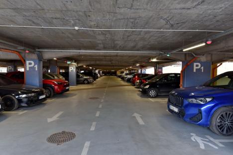 Gata cu gratuitatea! Începând din 1 aprilie, șoferii plătesc dacă își lasă mașina în parcarea subterană de lângă Cetatea Oradea