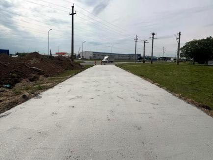 Se deschide un drum provizoriu, pentru reducerea ambuteiajelor în zona în care se construiește un pasaj suprateran pe Calea Borșului din Oradea (FOTO)