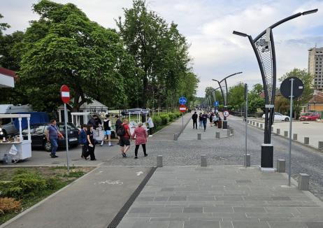 Turiștii din Băile Felix au luat lumină: Bisericile din stațiune, neîncăpătoare pentru credincioși în noaptea de Paște (FOTO)