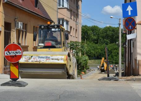 Urmează asfaltarea. Strada Râului va fi deschisă traficului rutier în ultima săptămână din mai (FOTO)