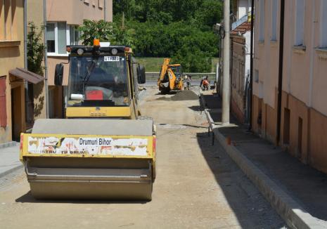 Urmează asfaltarea. Strada Râului va fi deschisă traficului rutier în ultima săptămână din mai (FOTO)