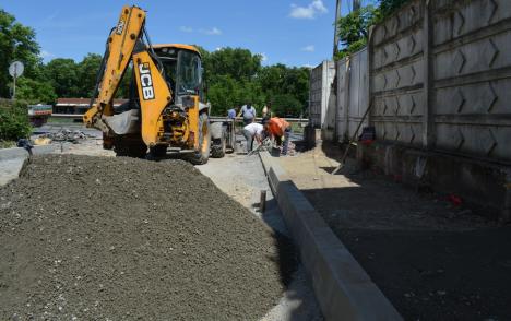 Urmează asfaltarea. Strada Râului va fi deschisă traficului rutier în ultima săptămână din mai (FOTO)