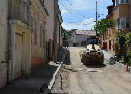 Urmează asfaltarea. Strada Râului va fi deschisă traficului rutier în ultima săptămână din mai (FOTO)